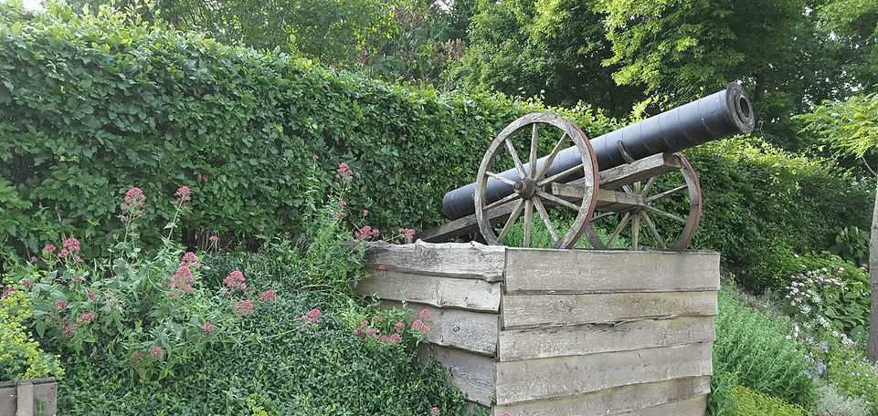 Oprit en entree van de boerderij aan IJweg 1391